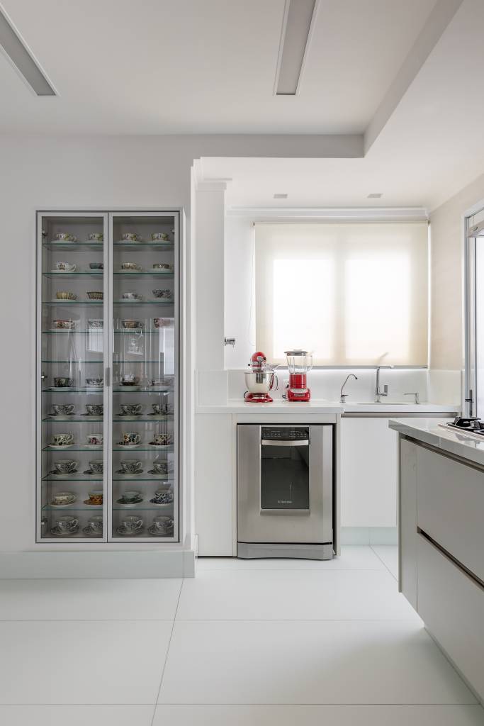 Louçeiro: conheça a peça que é o closet da cozinha. Projeto de de Cristiane Schiavoni.