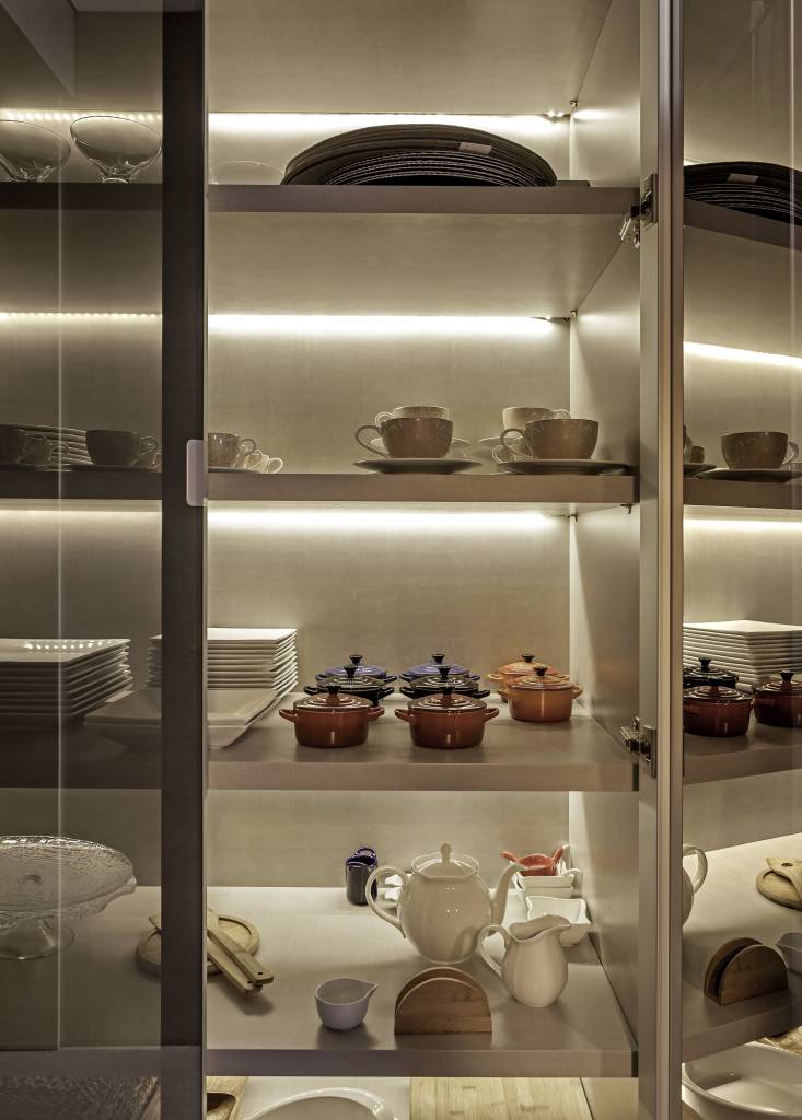 Louçeiro: conheça a peça que é o closet da cozinha. Projeto de de Cristiane Schiavoni.