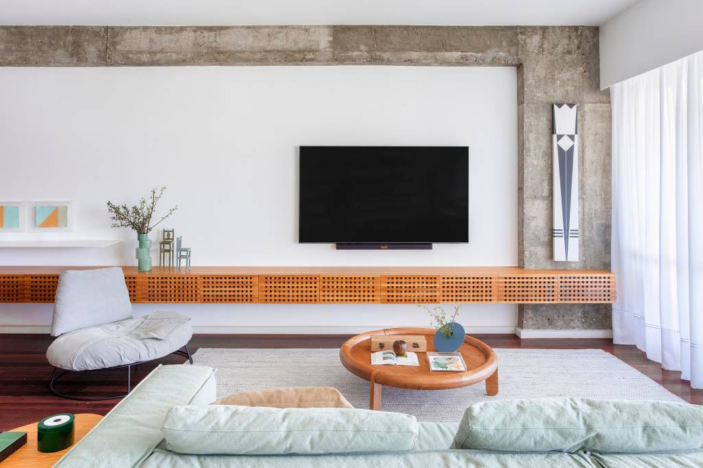 Madeira e concreto se equilibram neste apartamento de 150 m² no Rio. Projeto Studio Duas Arquitetura.