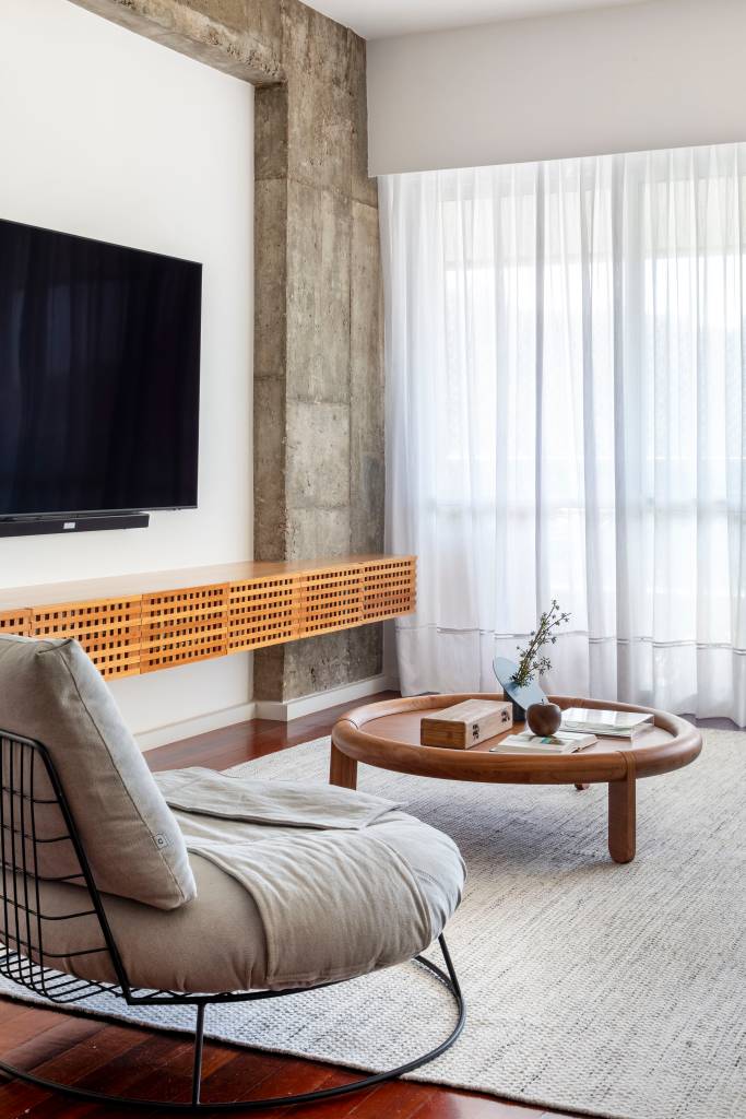 Madeira e concreto se equilibram neste apartamento de 150 m² no Rio. Projeto Studio Duas Arquitetura.