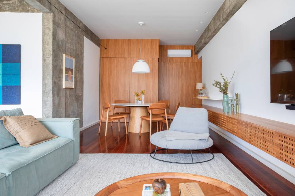 Madeira e concreto se equilibram neste apartamento de 150 m² no Rio. Projeto Studio Duas Arquitetura.