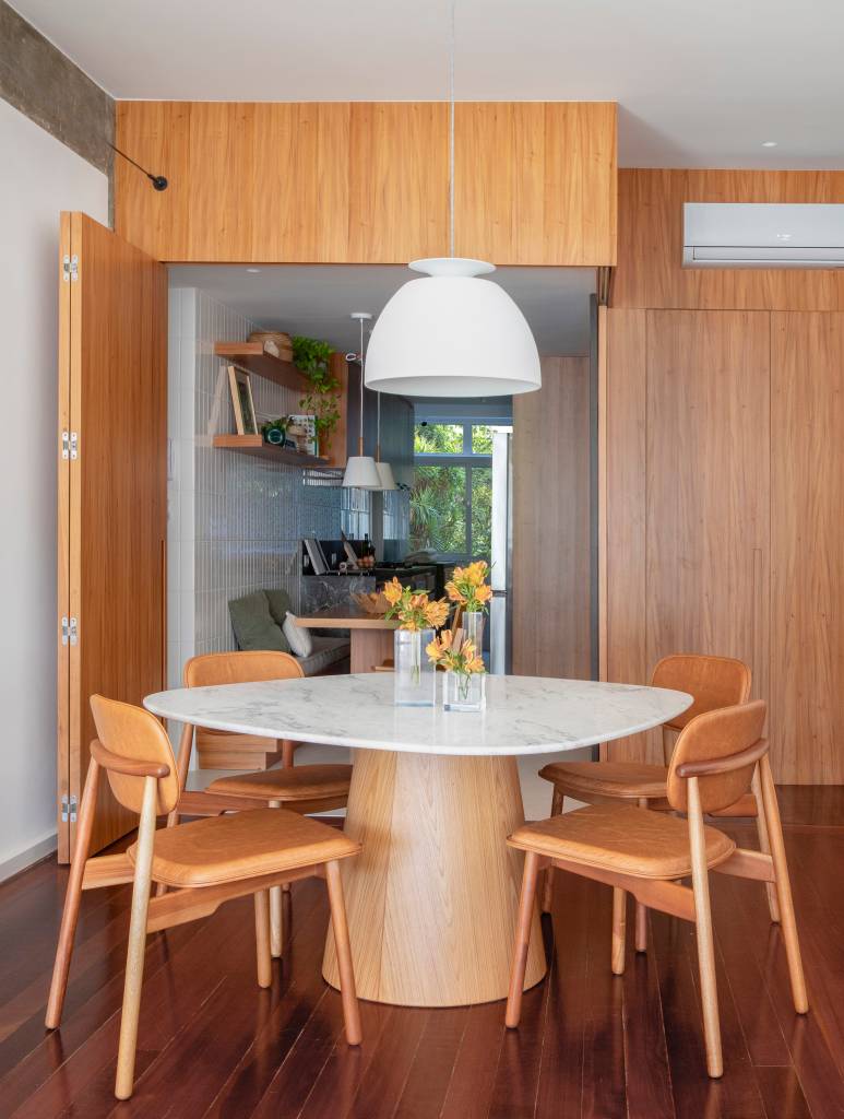 Madeira e concreto se equilibram neste apartamento de 150 m² no Rio. Projeto Studio Duas Arquitetura.