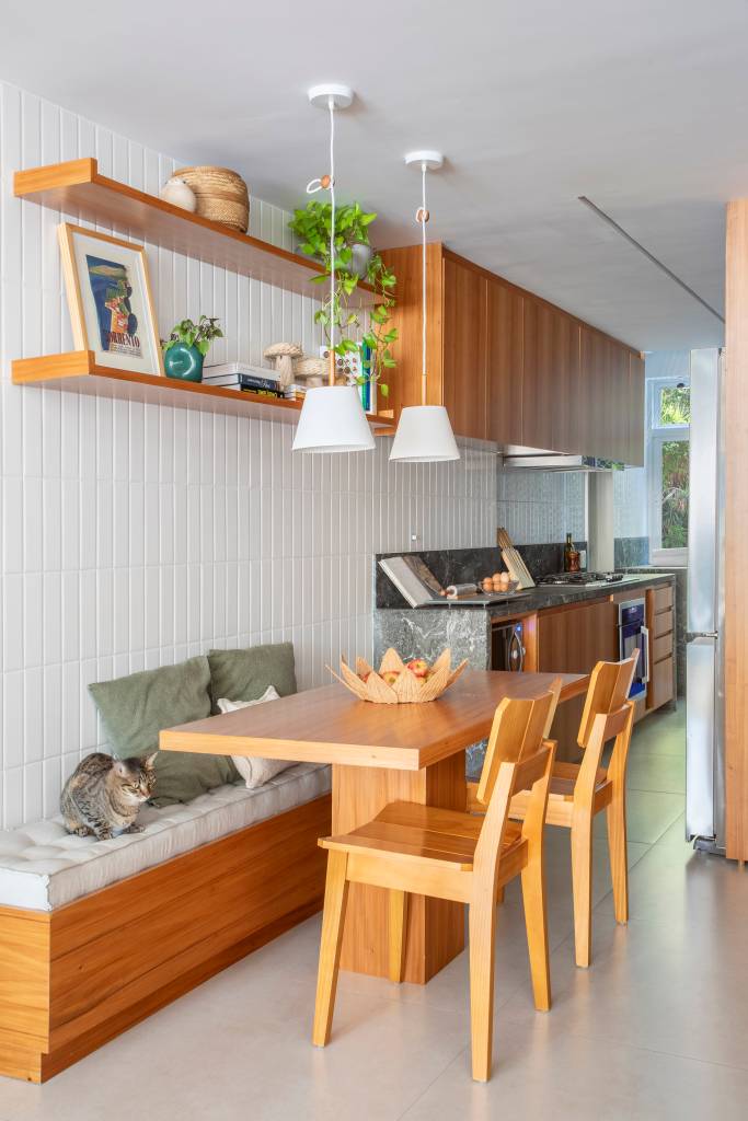 Madeira e concreto se equilibram neste apartamento de 150 m² no Rio. Projeto Studio Duas Arquitetura.