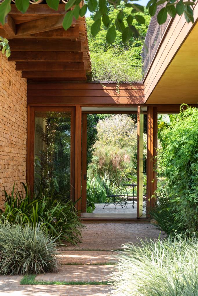 plantas-no-inverno-cuidados-e-que-especies-resistem-bem-a-estacao_Evelyn Muller (2) Como criar um jardim resistente ao inverno. Assim como uma pessoa se adapta melhor ao calor e outra ao frio, as plantas também carregam suas preferências e isso afeta resultado do cultivo. Jardim com plantas variadas