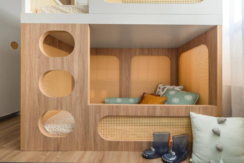Quarto infantil para dois irmão com 7,6 m² tem tema safári e beliche