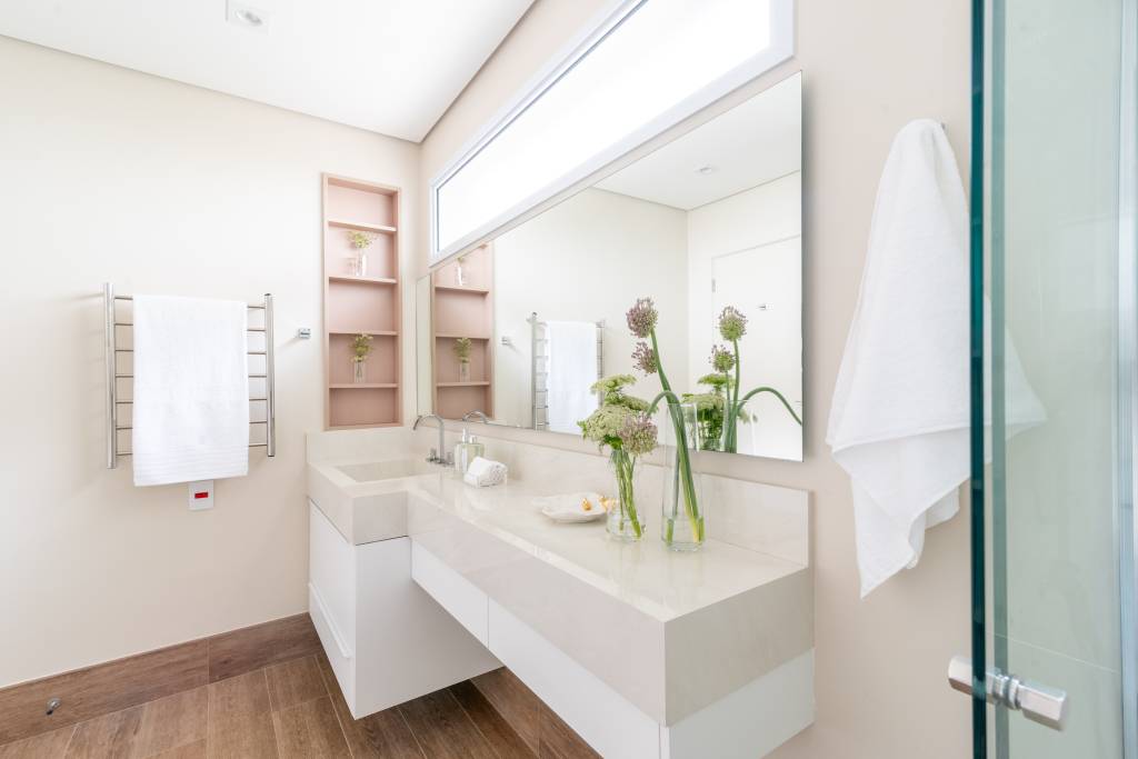 Toalhas secas e quentinhas: veja como funciona o toalheiro elétrico