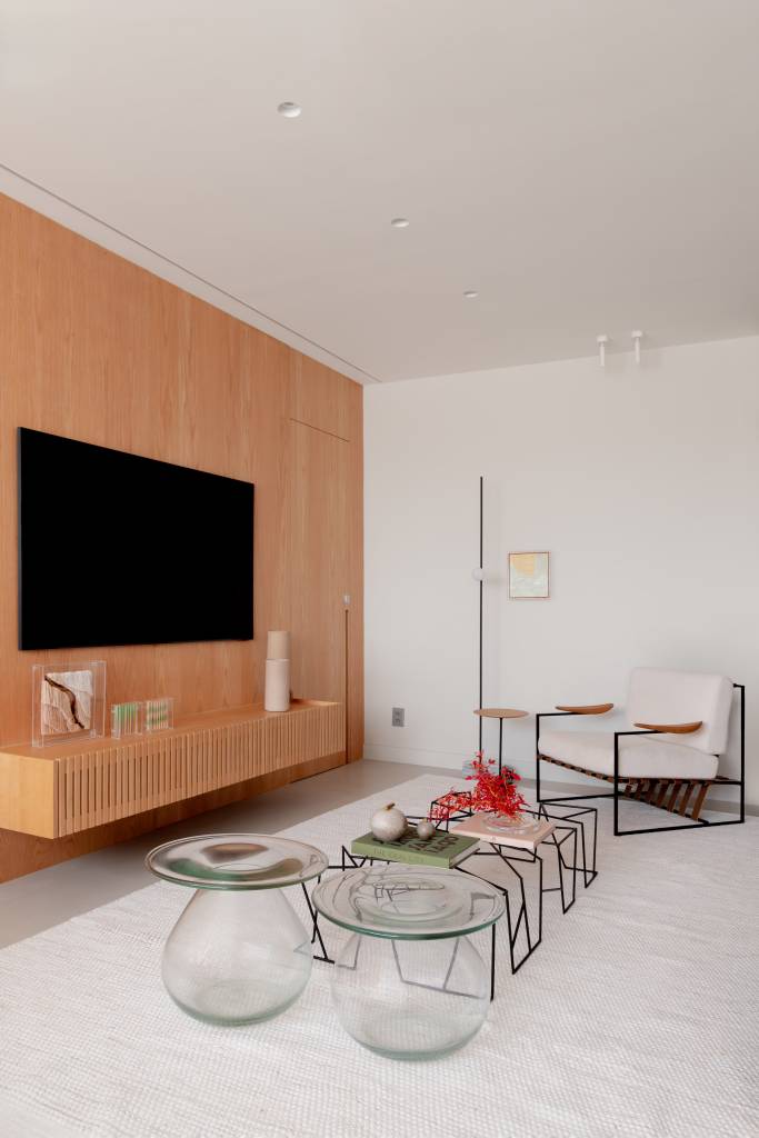 Tons neutros de beges e madeira criam atmosfera atemporal em apê de 70 m². Projeto de Hiago Santos Arquitetura.