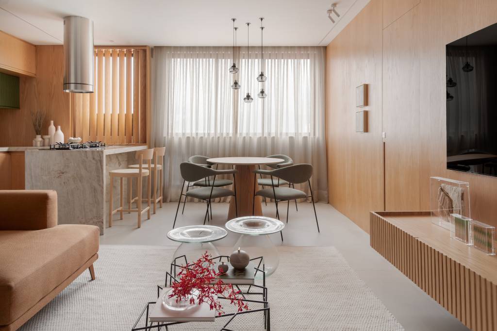 Tons neutros de beges e madeira criam atmosfera atemporal em apê de 70 m². Projeto de Hiago Santos Arquitetura.