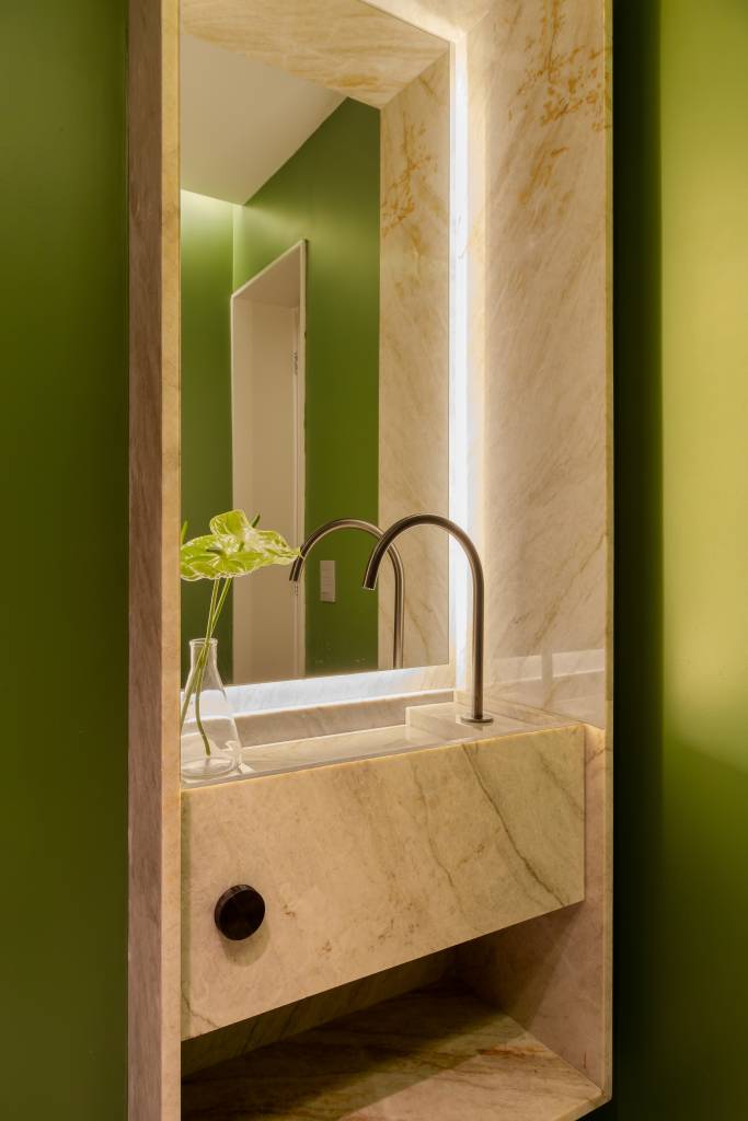 Tons neutros de beges e madeira criam atmosfera atemporal em apê de 70 m². Projeto de Hiago Santos Arquitetura.