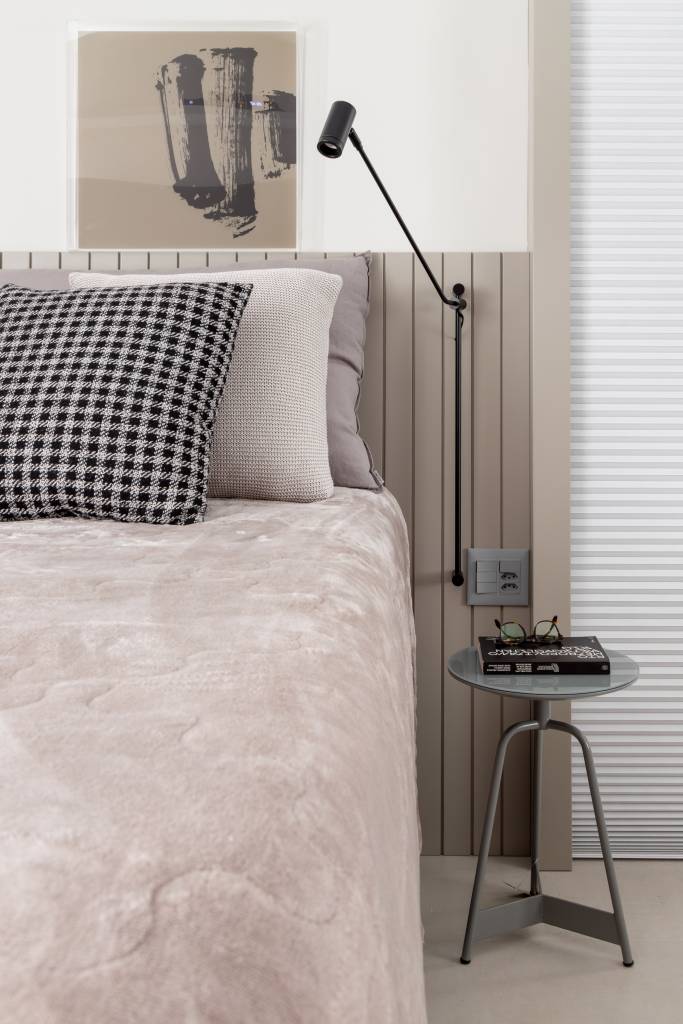 Tons neutros de beges e madeira criam atmosfera atemporal em apê de 70 m². Projeto de Hiago Santos Arquitetura.