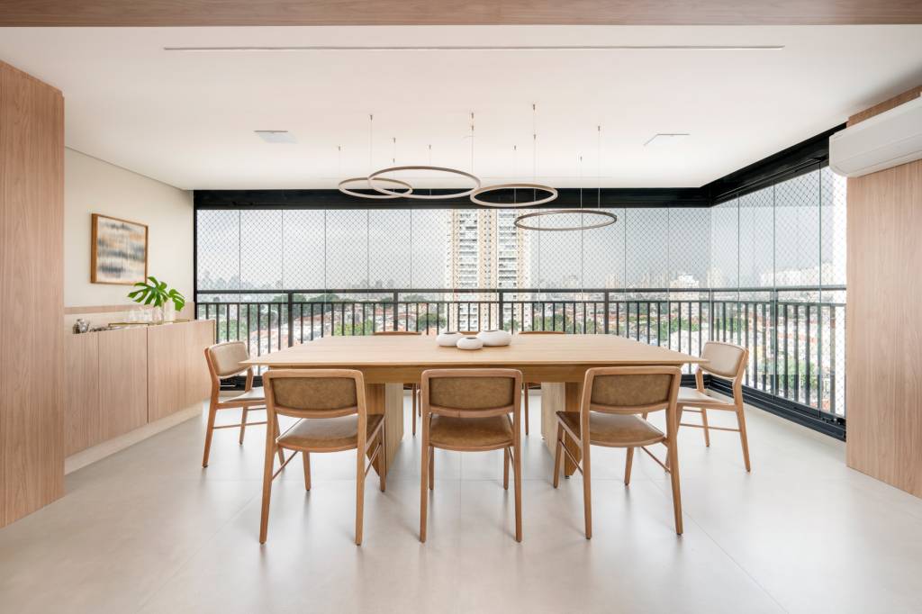 Apartamento tem mesa de jantar que vira mesa de bilhar!