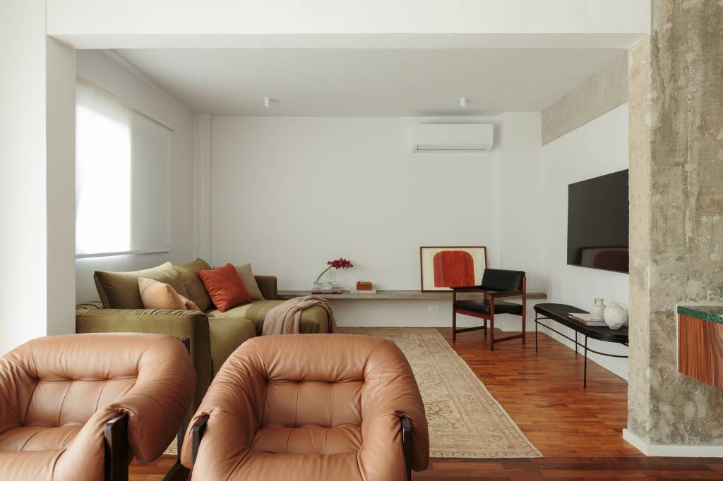 Apê ganha marcenaria, serralheria e marmoraria personalizadas com reforma. Projeto de Estúdio Maré.