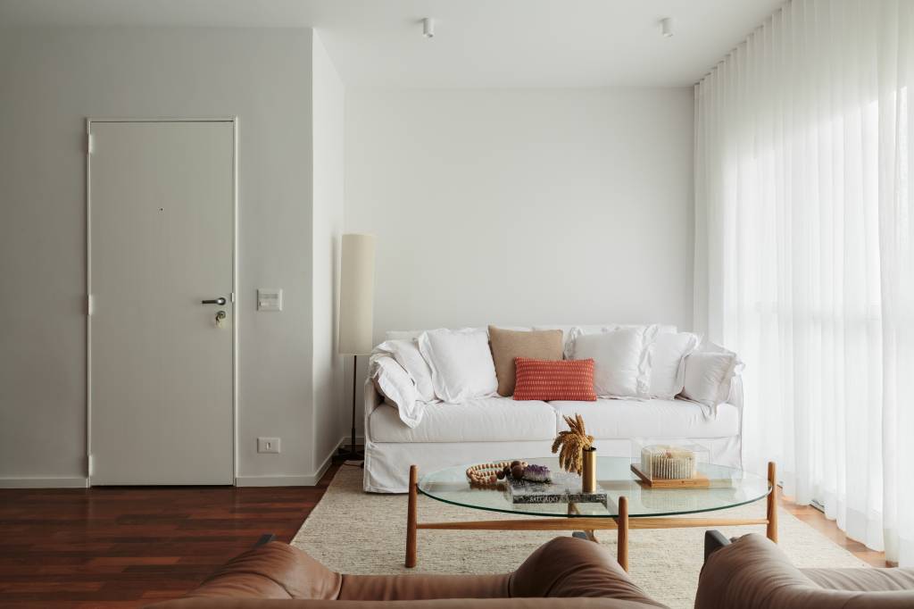 Apê ganha marcenaria, serralheria e marmoraria personalizadas com reforma. Projeto de Estúdio Maré.