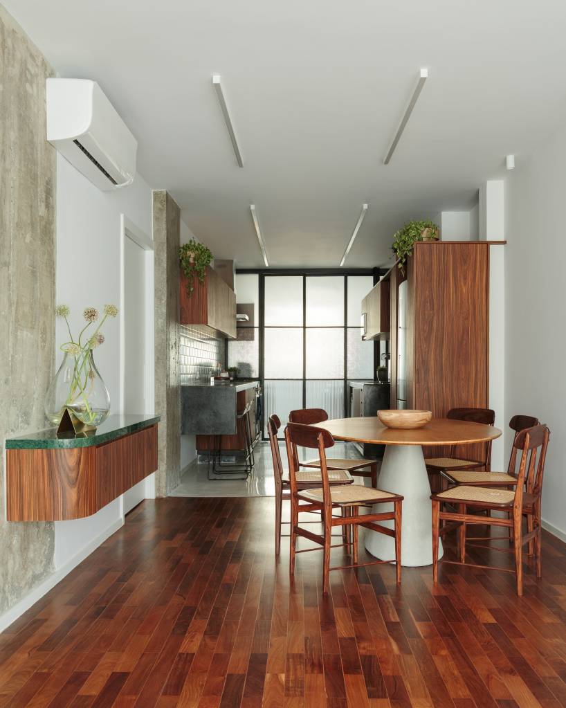 Apê ganha marcenaria, serralheria e marmoraria personalizadas com reforma. Projeto de Estúdio Maré.