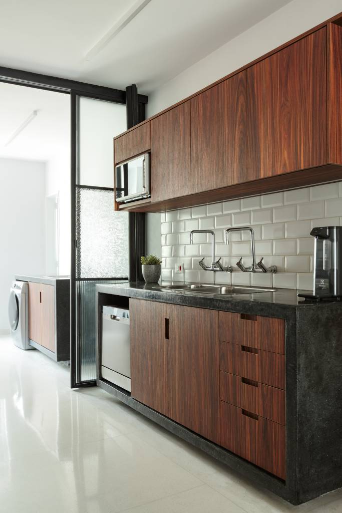 Apê ganha marcenaria, serralheria e marmoraria personalizadas com reforma. Projeto de Estúdio Maré.