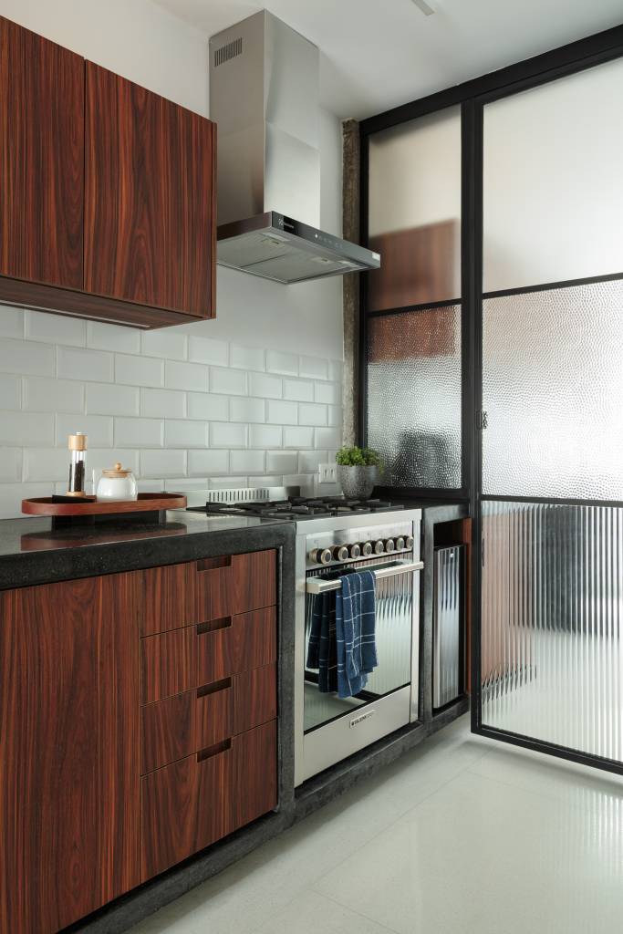 Apê ganha marcenaria, serralheria e marmoraria personalizadas com reforma. Projeto de Estúdio Maré.