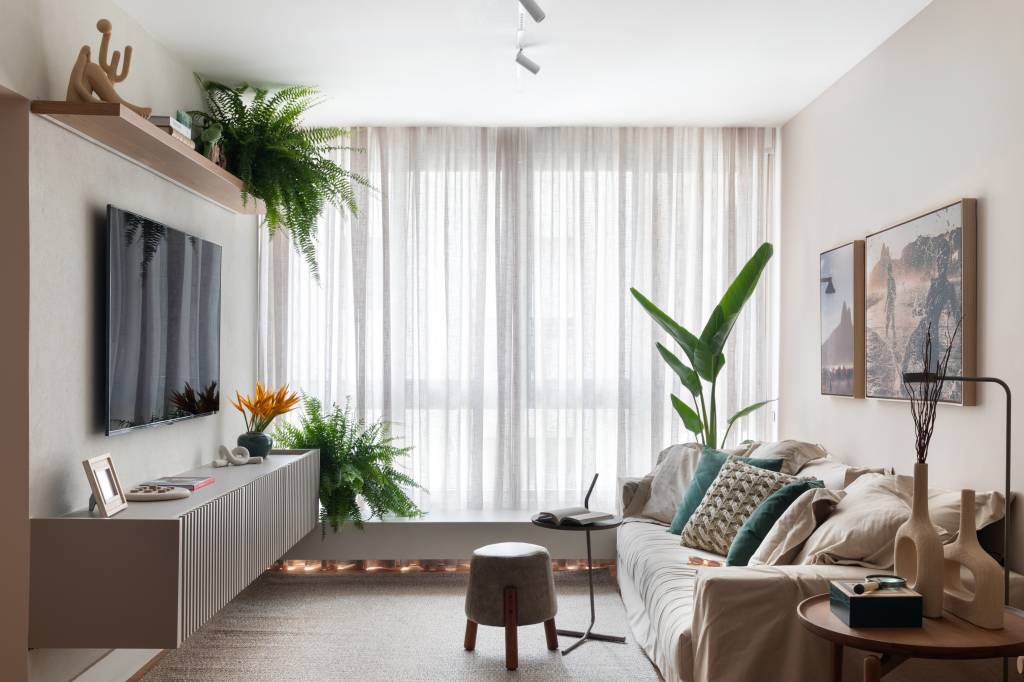 Apê inspirado na Mata Atlântica tem painel de cabeceira em drywall com azulejos. Projeto de Amanda Miranda.