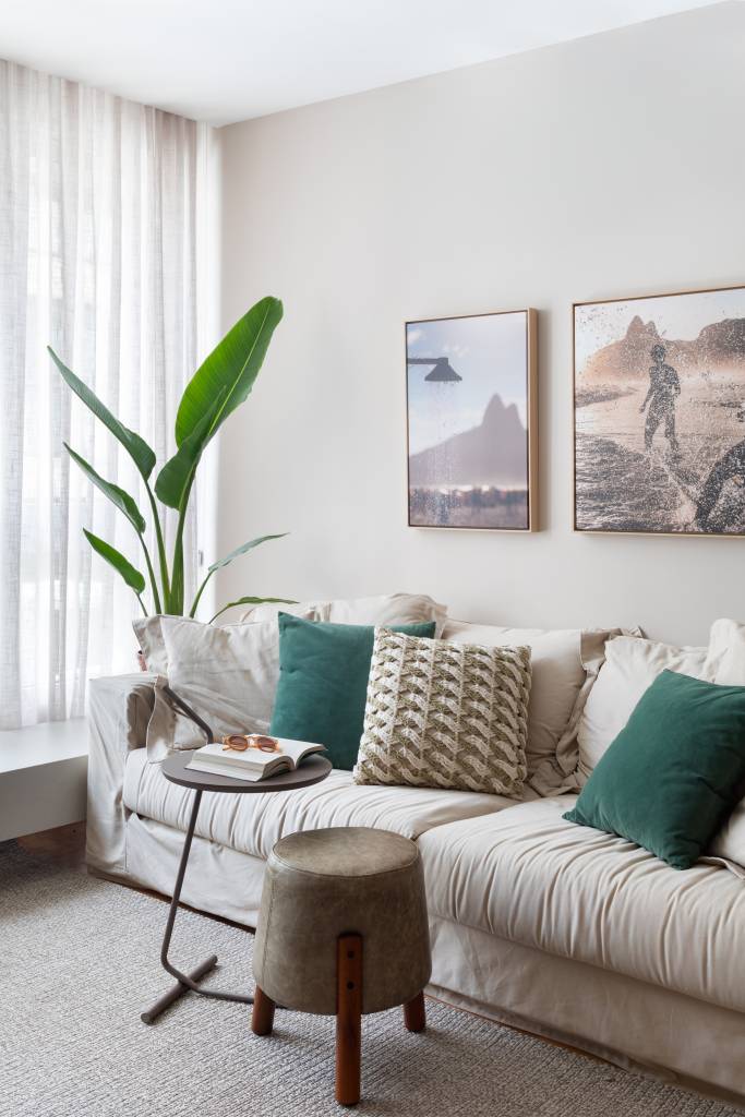 ape-inspirado-na-mata-atlantica-tem-painel-de-cabeceira-em-drywall-com-azulejos-amanda-miranda-04-sala-plantas Apê inspirado na Mata Atlântica tem painel de cabeceira em drywall com azulejos. Projeto de Amanda Miranda.