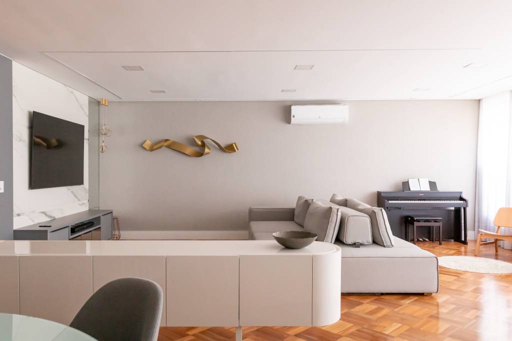 Apê tem hall de entrada verde criado em homenagem ao bulldog da família