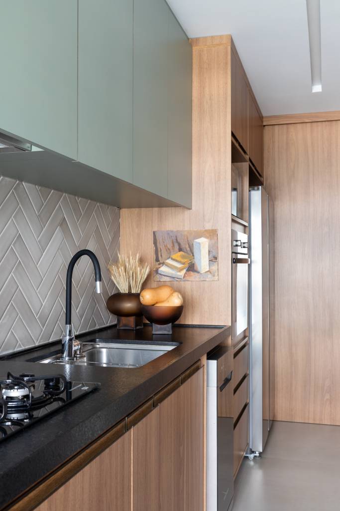 Azul claro e tijolinhos brancos criam atmosfera leve neste apartamento. Projeto de Casa Cururu.