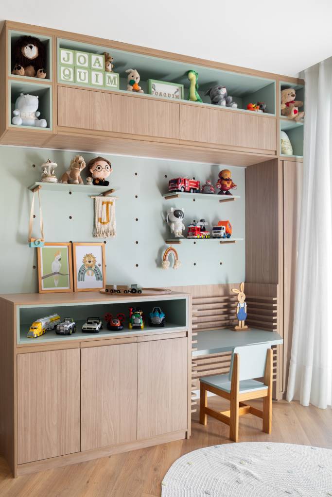 Azul claro e tijolinhos brancos criam atmosfera leve neste apartamento. Projeto de Casa Cururu.