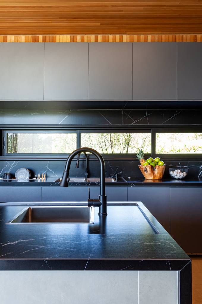 Calha úmida: o que é e para que serve esse acessório da cuba de cozinha. Projeto de Cristiane Schiavoni.