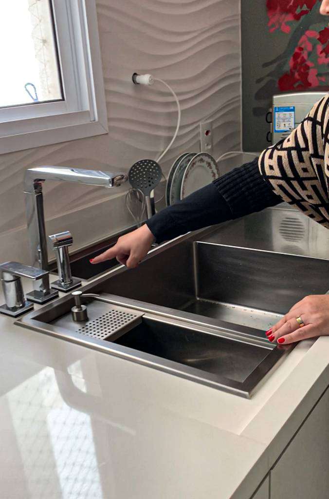 Calha úmida: o que é e para que serve esse acessório da cuba de cozinha. Projeto de Cristiane Schiavoni.