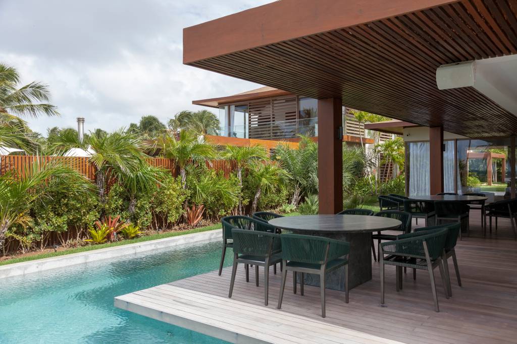 Casas de praia na Bahia tem estrutura de concreto revestida em madeira maciça. Projeto de DB Arquitetos.