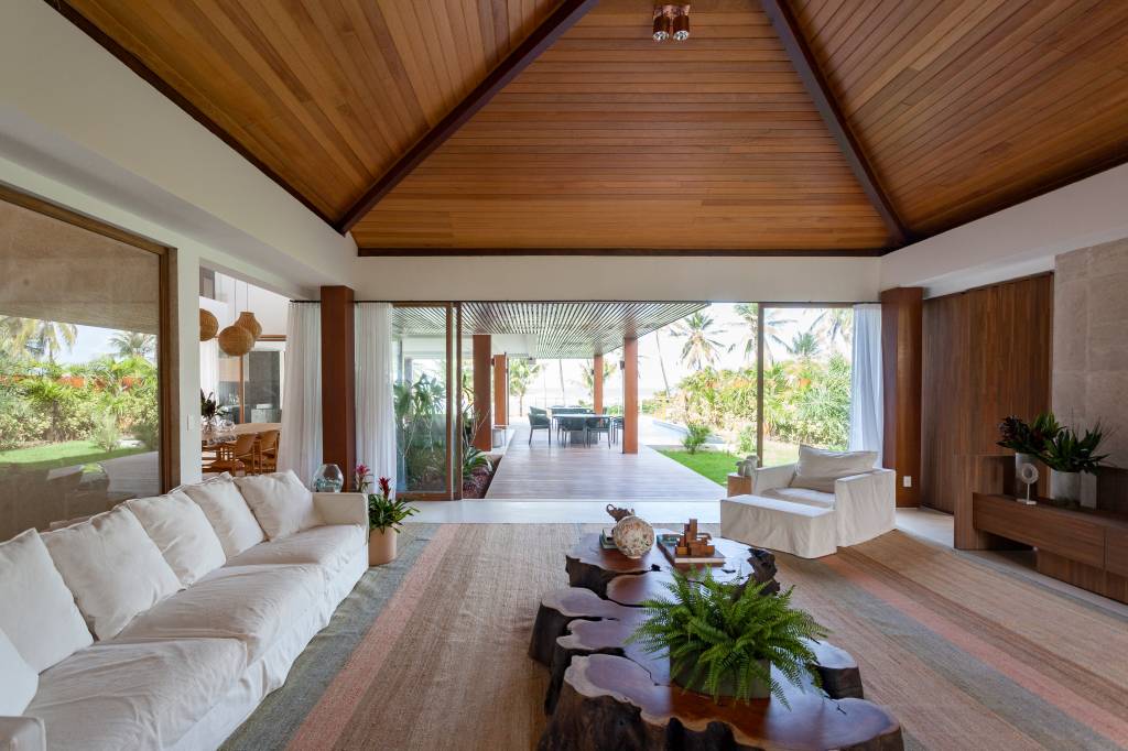 Casas de praia na Bahia tem estrutura de concreto revestida em madeira maciça. Projeto de DB Arquitetos.