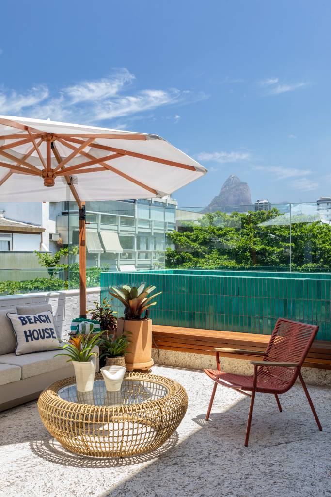 Cobertura descontraída tem terraço com cobertura de palha e piscina elevada. Projeto de Escala Arquitetura.