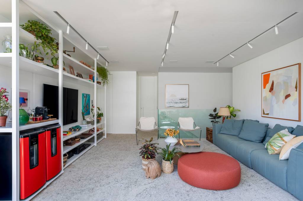 Cobertura descontraída tem terraço com cobertura de palha e piscina elevada. Projeto de Escala Arquitetura.