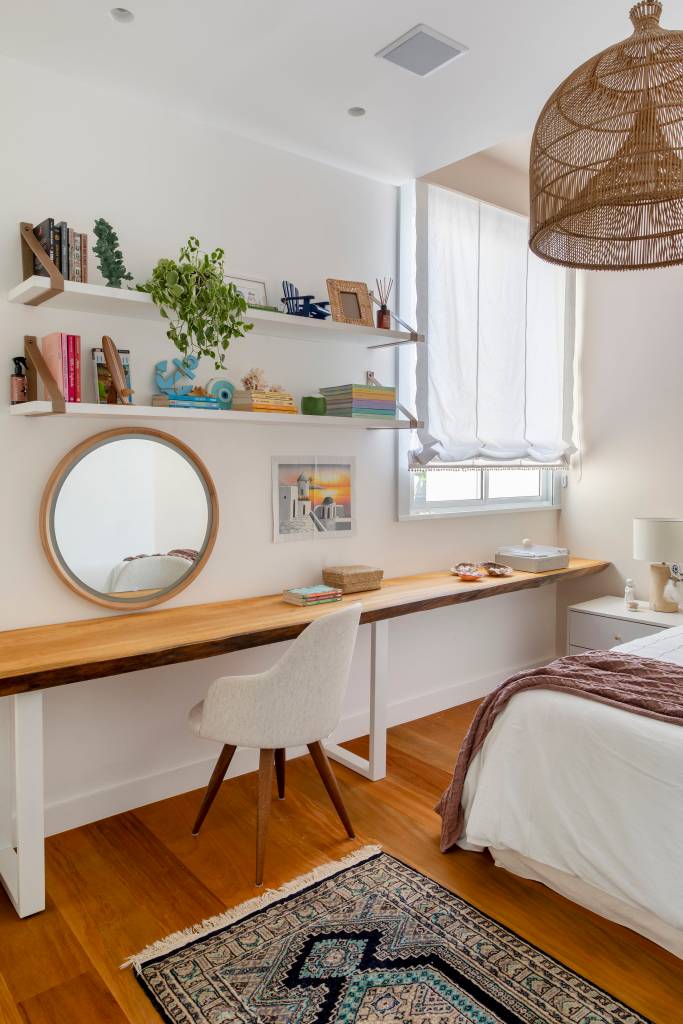 Cobertura descontraída tem terraço com cobertura de palha e piscina elevada. Projeto de Escala Arquitetura.