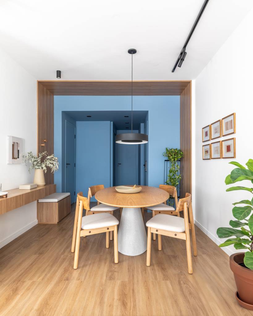 Hall de entrada azul e lavabo com cuba esculpida deixam apê moderno e estiloso. Projeto Conectarq.