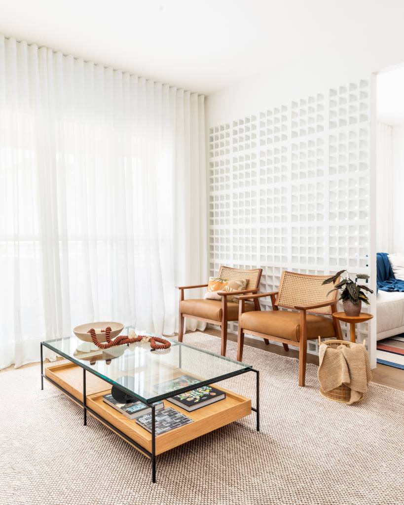 Hall de entrada azul e lavabo com cuba esculpida deixam apê moderno e estiloso. Projeto Conectarq.