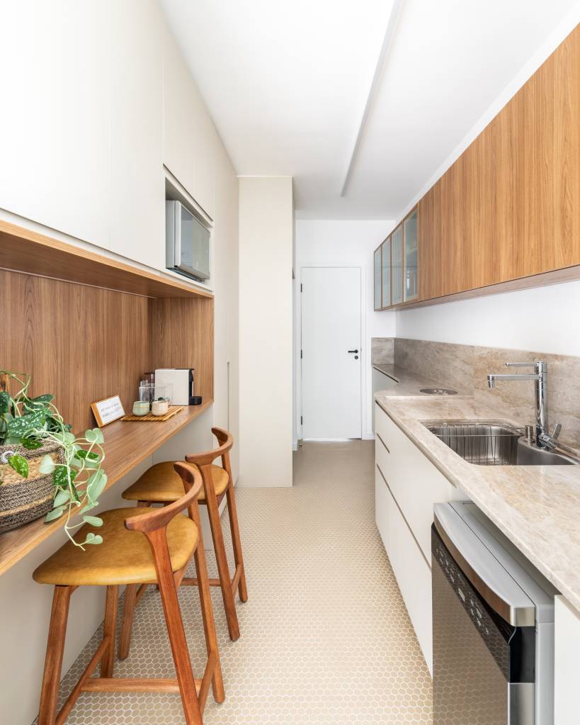 Hall de entrada azul e lavabo com cuba esculpida deixam apê moderno e estiloso. Projeto Conectarq.