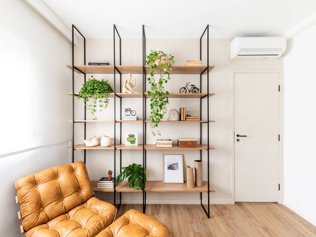 Hall de entrada azul e lavabo com cuba esculpida deixam apê moderno e estiloso. Projeto Conectarq.