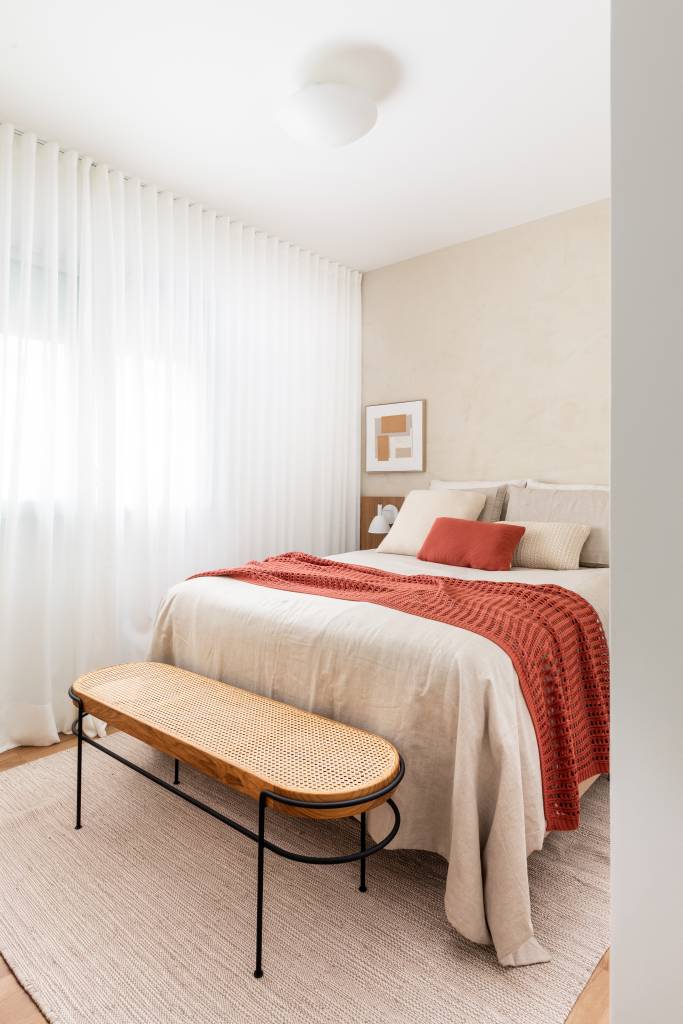 Hall de entrada azul e lavabo com cuba esculpida deixam apê moderno e estiloso. Projeto Conectarq.