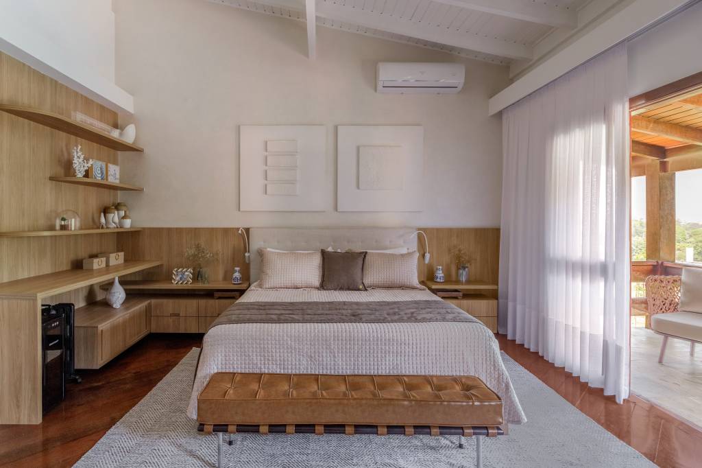 Piso de ladrilho xadrez na sobre até a bancada da cozinha desta casa. Projeto de Cláudia Infante.