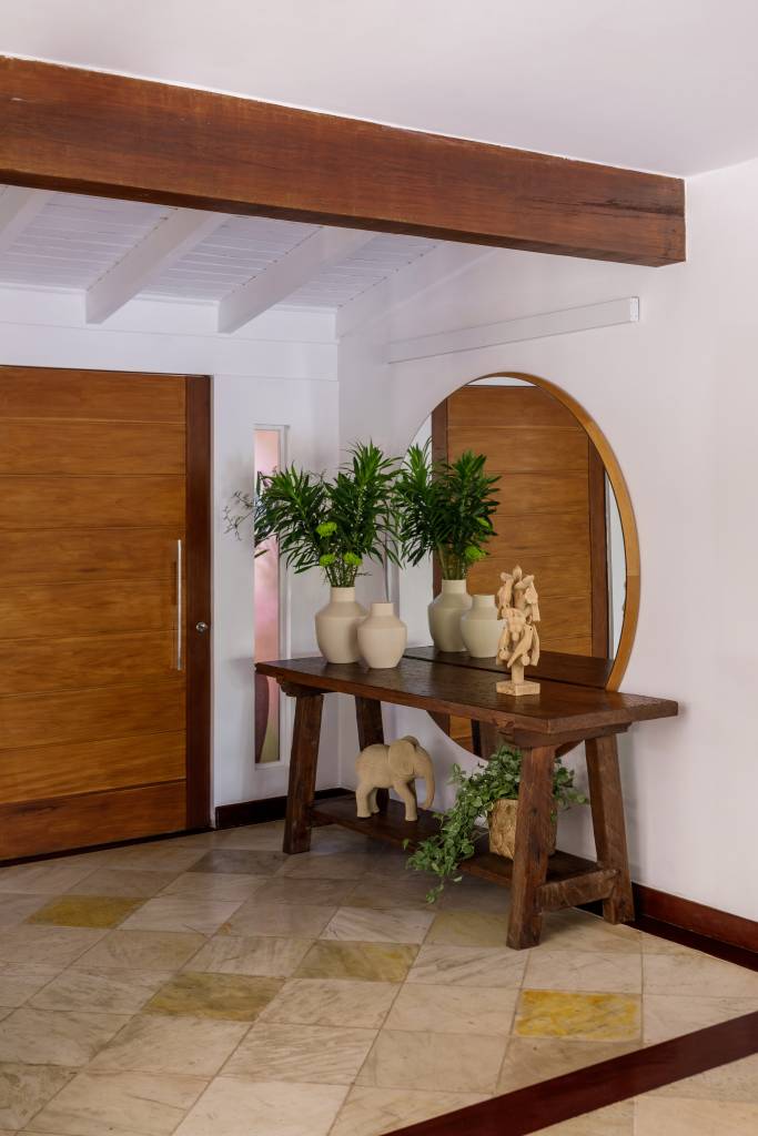 Piso de ladrilho xadrez na sobre até a bancada da cozinha desta casa. Projeto de Cláudia Infante.