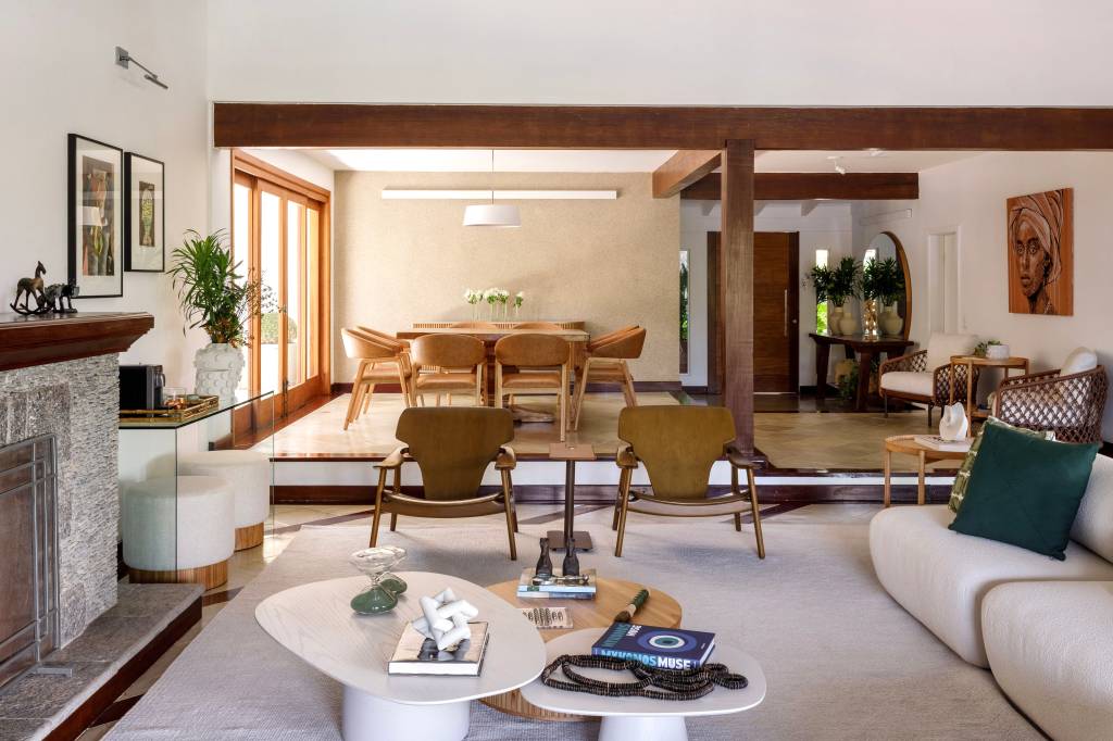 Piso de ladrilho xadrez na sobre até a bancada da cozinha desta casa. Projeto de Cláudia Infante.