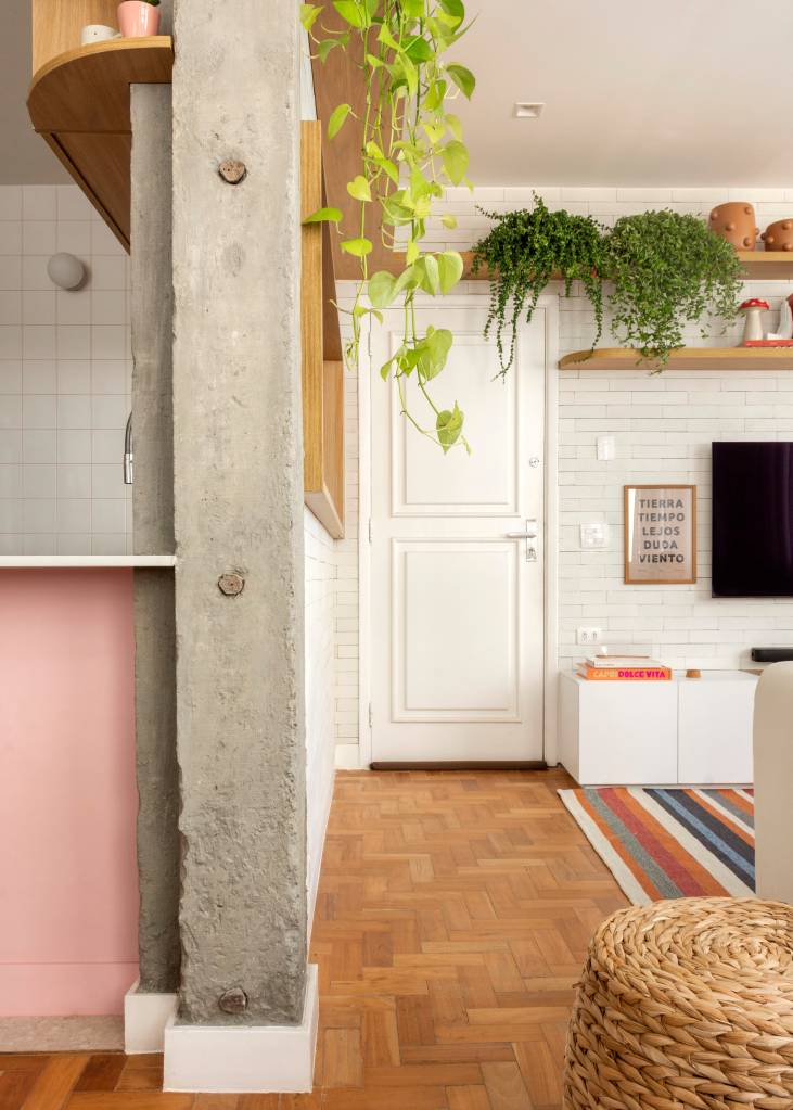 neste-ape-verde-rosa-e-terracota-compoem-cozinha-com-janela-para-a-sala-raphael-assaf-arquitetura-03 Neste apê, verde, rosa e terracota compõem cozinha com janela para a sala. Projeto de Raphael Assaf Arquitetura.