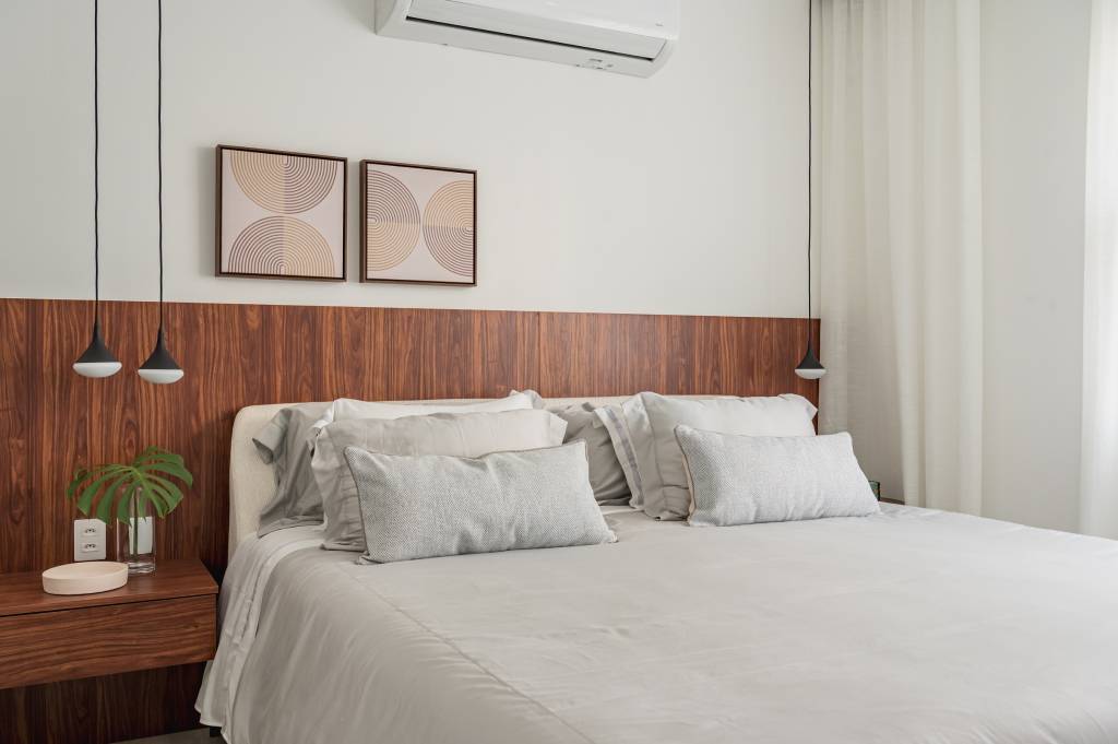 Porcelanato em padrão marmorizado e mármore verde dão elegância a este apê. Projeto de Vita Arquitetura.