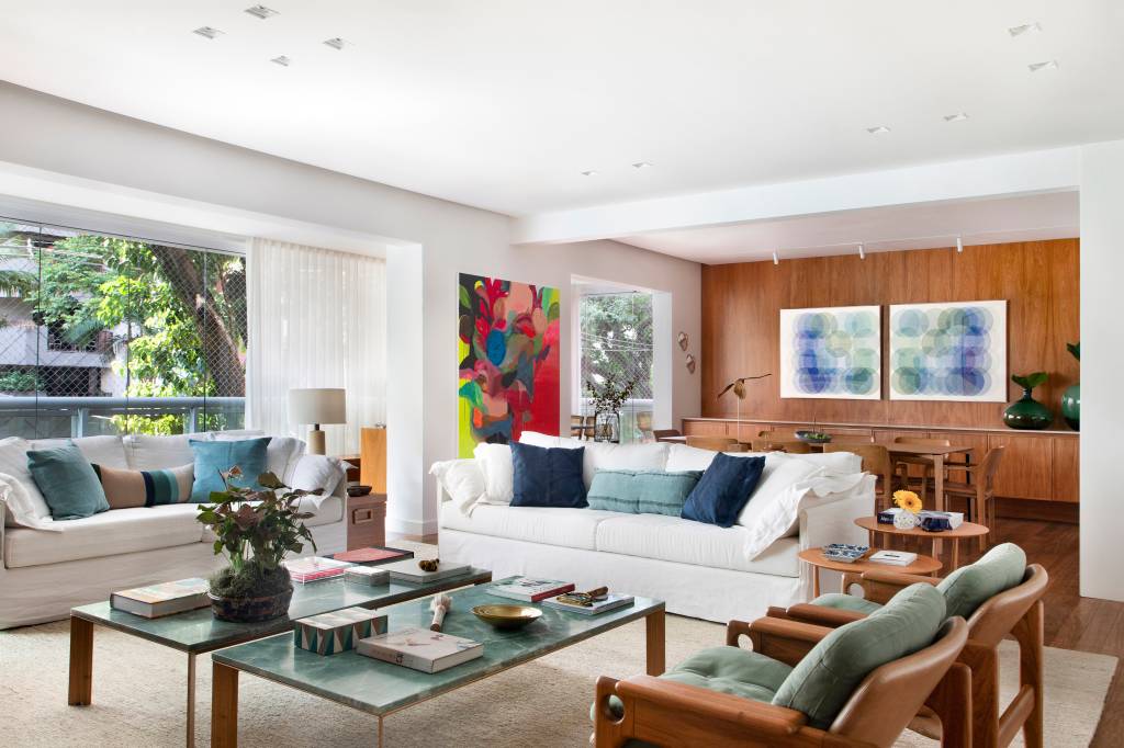 Reforma cria home office privativo no quarto de apartamento