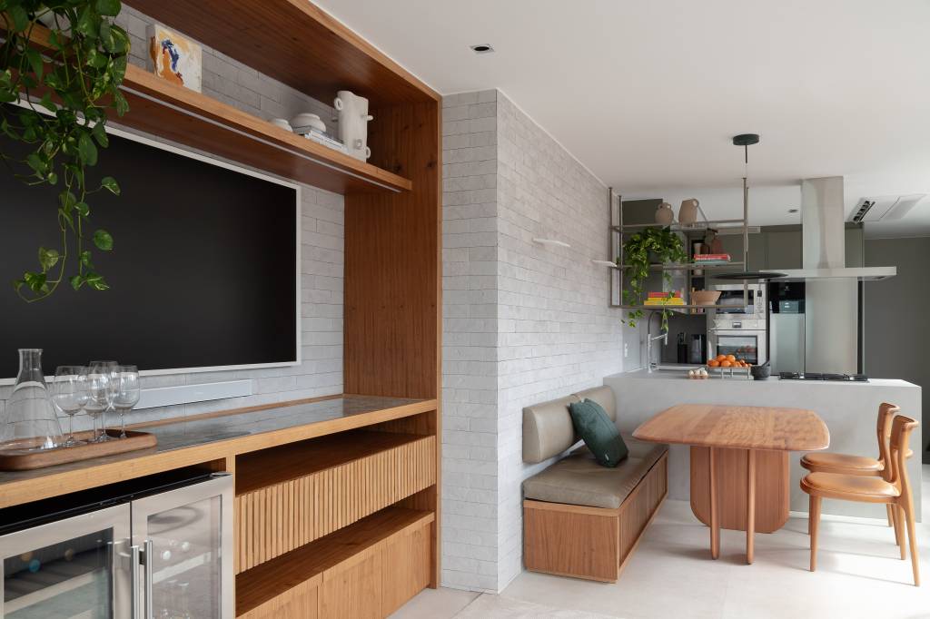 Reforma em cobertura cria novo andar com área de lazer e piscina. Projeto de MBV Arquitetura.