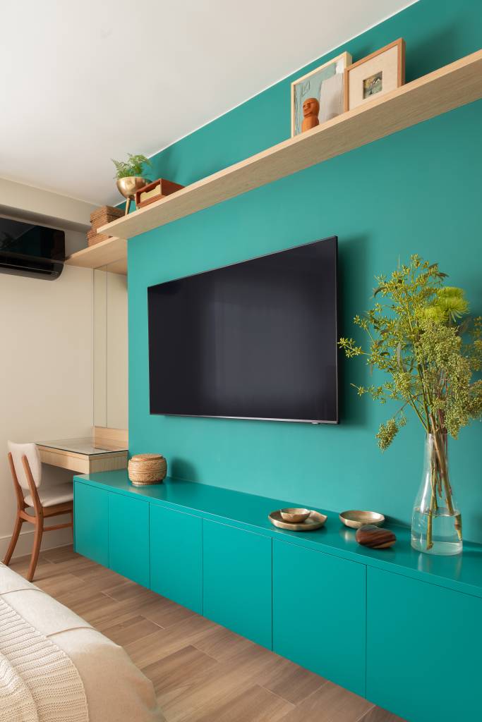 Reforma em cobertura cria novo andar com área de lazer e piscina. Projeto de MBV Arquitetura.