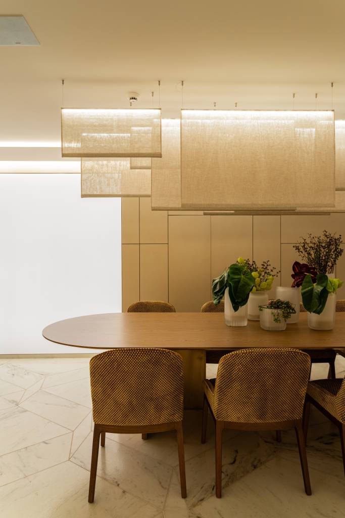 Tela tensionada: o recurso que traz a luz do sol para ambientes fechados. Projeto de Patrícia Penna.