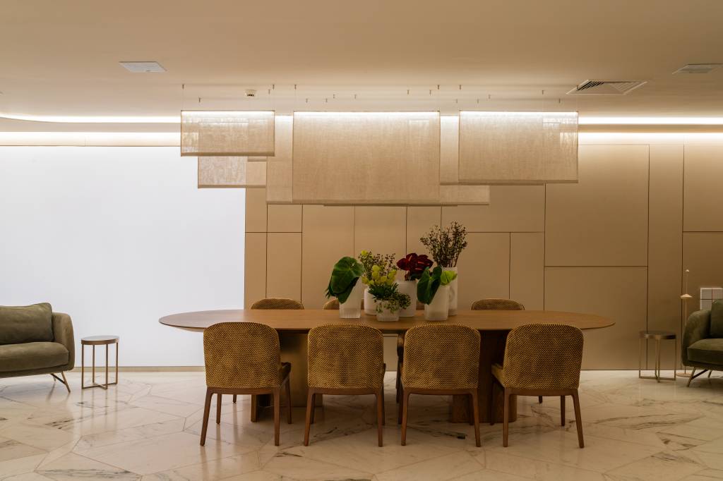 Tela tensionada: o recurso que traz a luz do sol para ambientes fechados