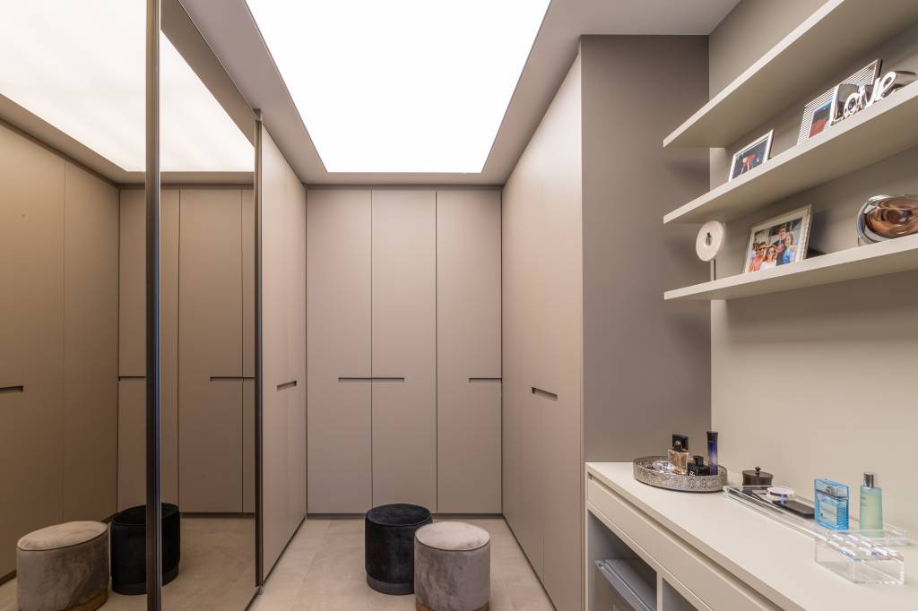 Tela tensionada: o recurso que traz a luz do sol para ambientes fechados. Projeto de Patrícia Penna.