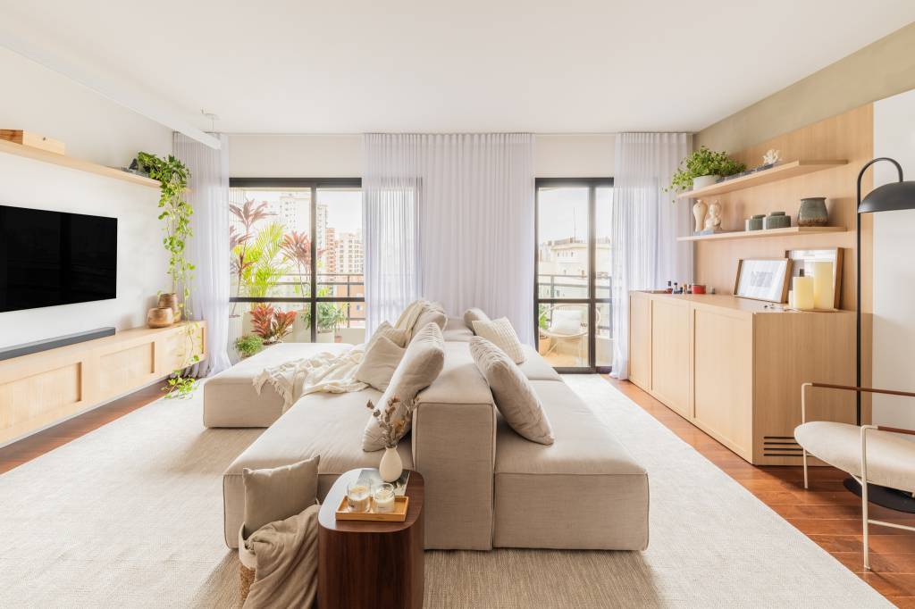 Tons claros, beges e texturas naturais criam atmosfera boho suave neste apê