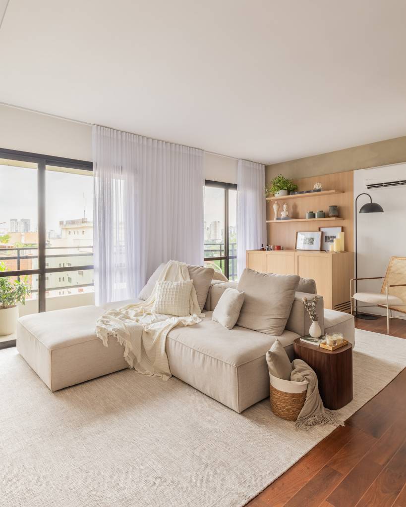 tons-claros-beges-e-texturas-naturais-criam-atmosfera-boho-suave-neste-ape-conectarq-07-sala Tons claros, beges e texturas naturais criam atmosfera boho suave neste apê. Projeto de Conectarq.